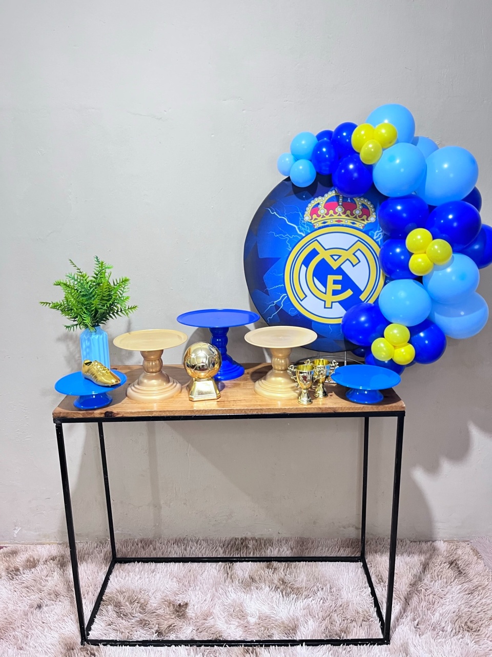 Futebol - Real Madrid - Mini Festa Na Mesa - Kit Comemore - PEGUE E MONTE CATALAGO VEM FESTEJAR PALMAS
