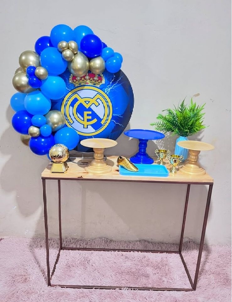 Futebol - Real Madrid - Mini Festa Na Mesa - Kit Comemore - PEGUE E MONTE CATALAGO VEM FESTEJAR PALMAS