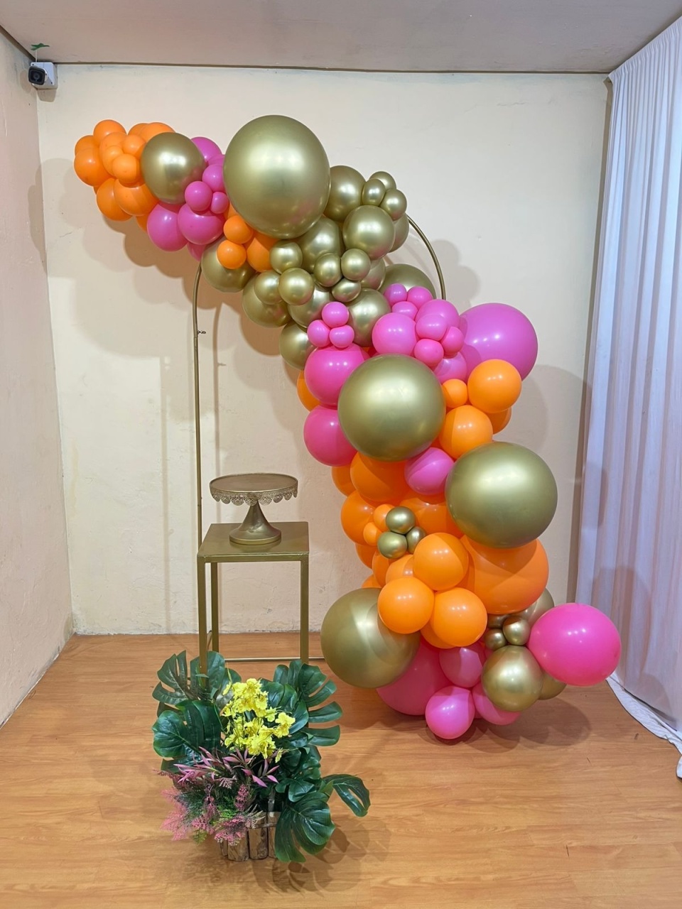 Pink Laranja Dourado - Tropical - Festa Completa - Mesa 80X30 - Com Balões  - PEGUE E MONTE CATALAGO VEM FESTEJAR PALMAS