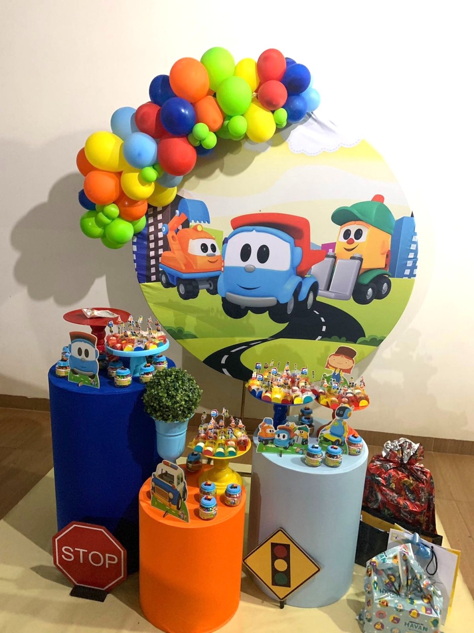 Leo E O Caminhão - Festa Completa  - Kit Festejar  (Com Balões) - PEGUE E MONTE CATALAGO VEM FESTEJAR PALMAS