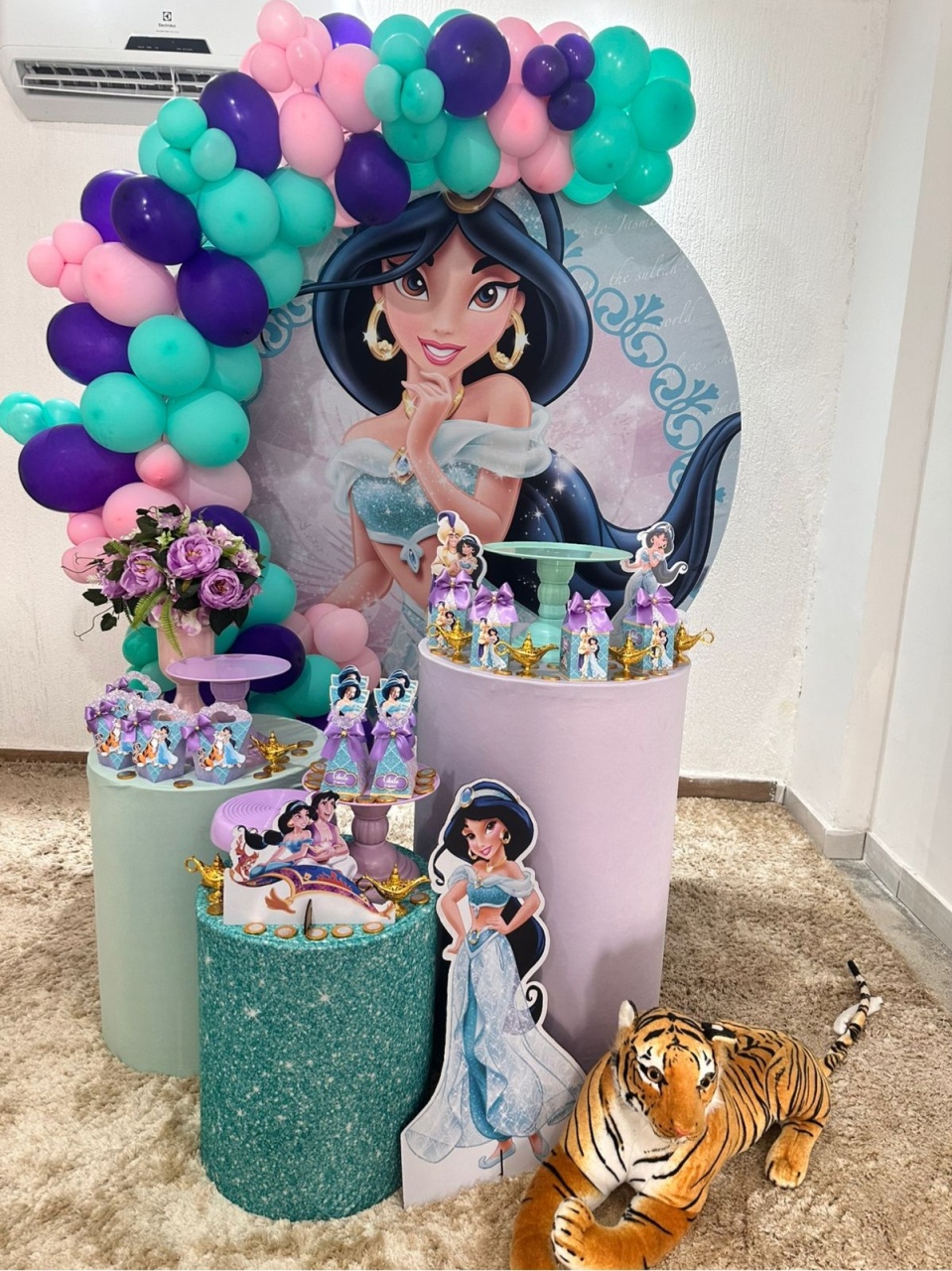 Jasmine - Festa Completa - Kit Festejar (Com Balões) Com Tigre Pelucia - PEGUE E MONTE CATALAGO VEM FESTEJAR PALMAS