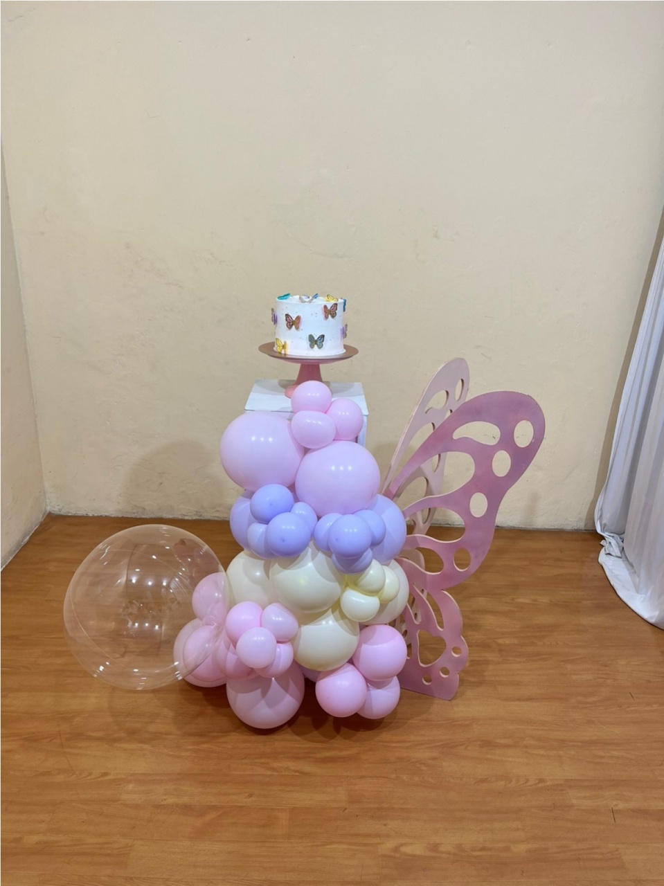 Jardim Delicado - Kit Compacto - Mesa 80X30 + Boleira + Balões Candy Color + Borboleta - PEGUE E MONTE CATALAGO VEM FESTEJAR PALMAS