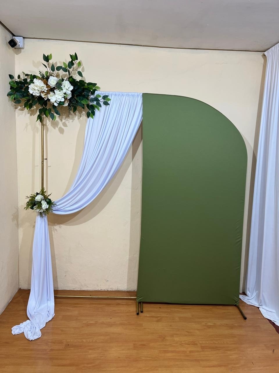 Cenario Fotos - Painel Branco E Verde + Arranjo Floral   - PEGUE E MONTE CATALAGO VEM FESTEJAR PALMAS