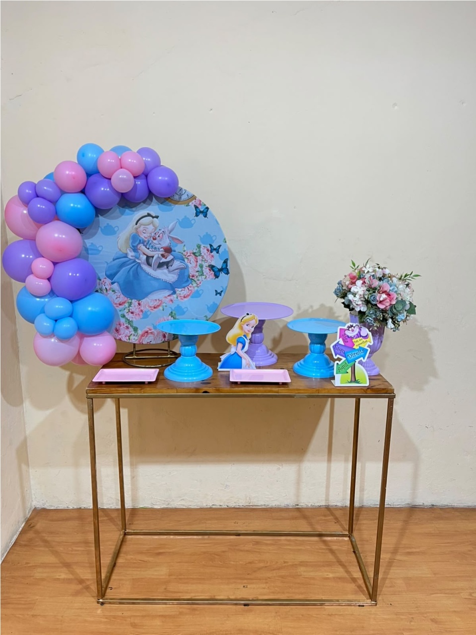 Alice No Pais das Maravilhas - Mini de Mesa - Kit Festejar (Cópia 1) - PEGUE E MONTE CATALAGO VEM FESTEJAR PALMAS