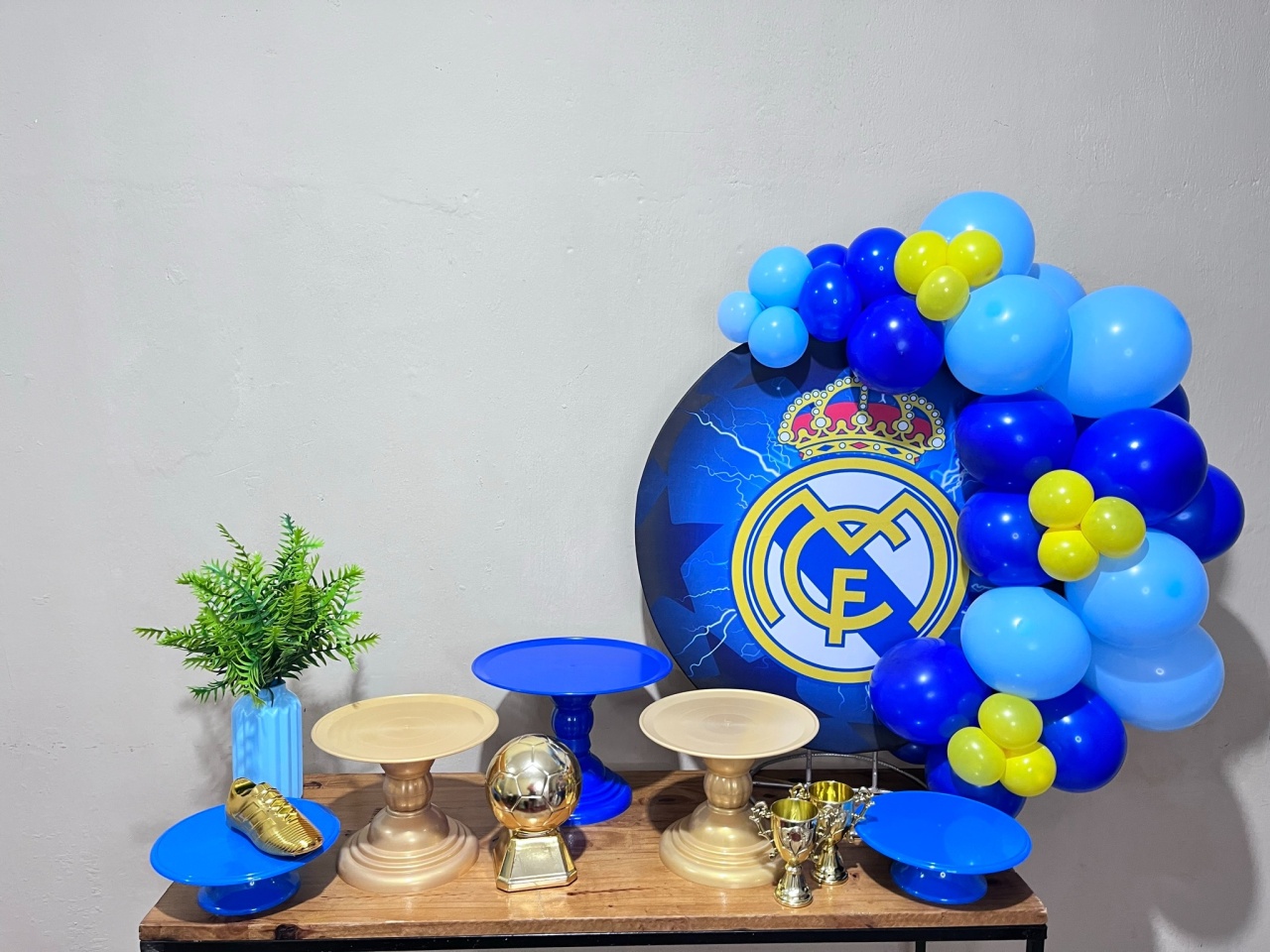 Futebol - Real Madrid - Mini Festa Na Mesa - Kit Parabéns - PEGUE E MONTE CATALAGO VEM FESTEJAR PALMAS