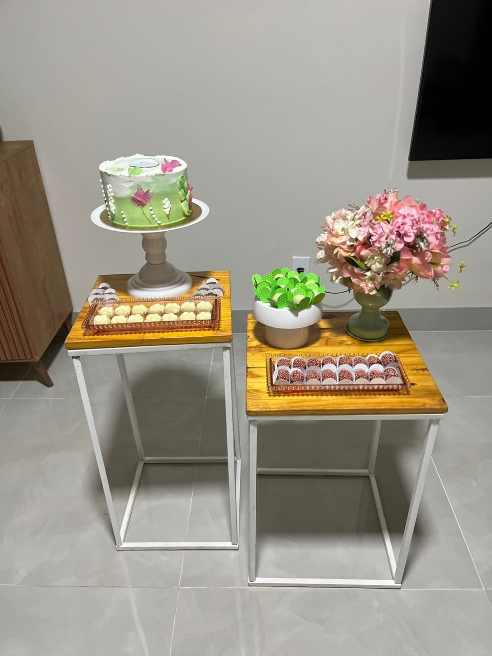 Dupla de Mesa Com Bandejas - PEGUE E MONTE CATALAGO VEM FESTEJAR PALMAS