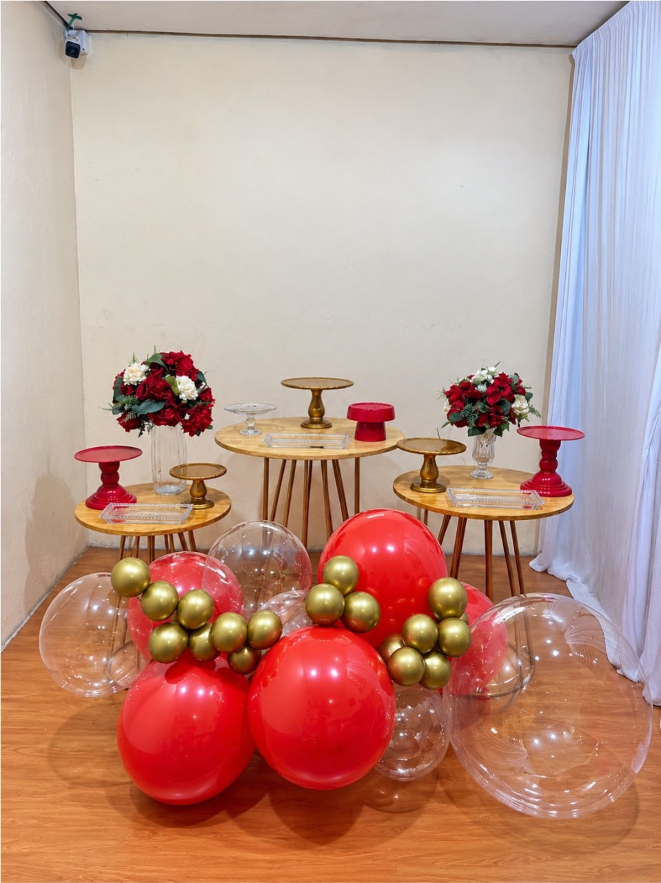 Vermelho E Dourado - Mesa Cone Com Balões - PEGUE E MONTE CATALAGO VEM FESTEJAR PALMAS