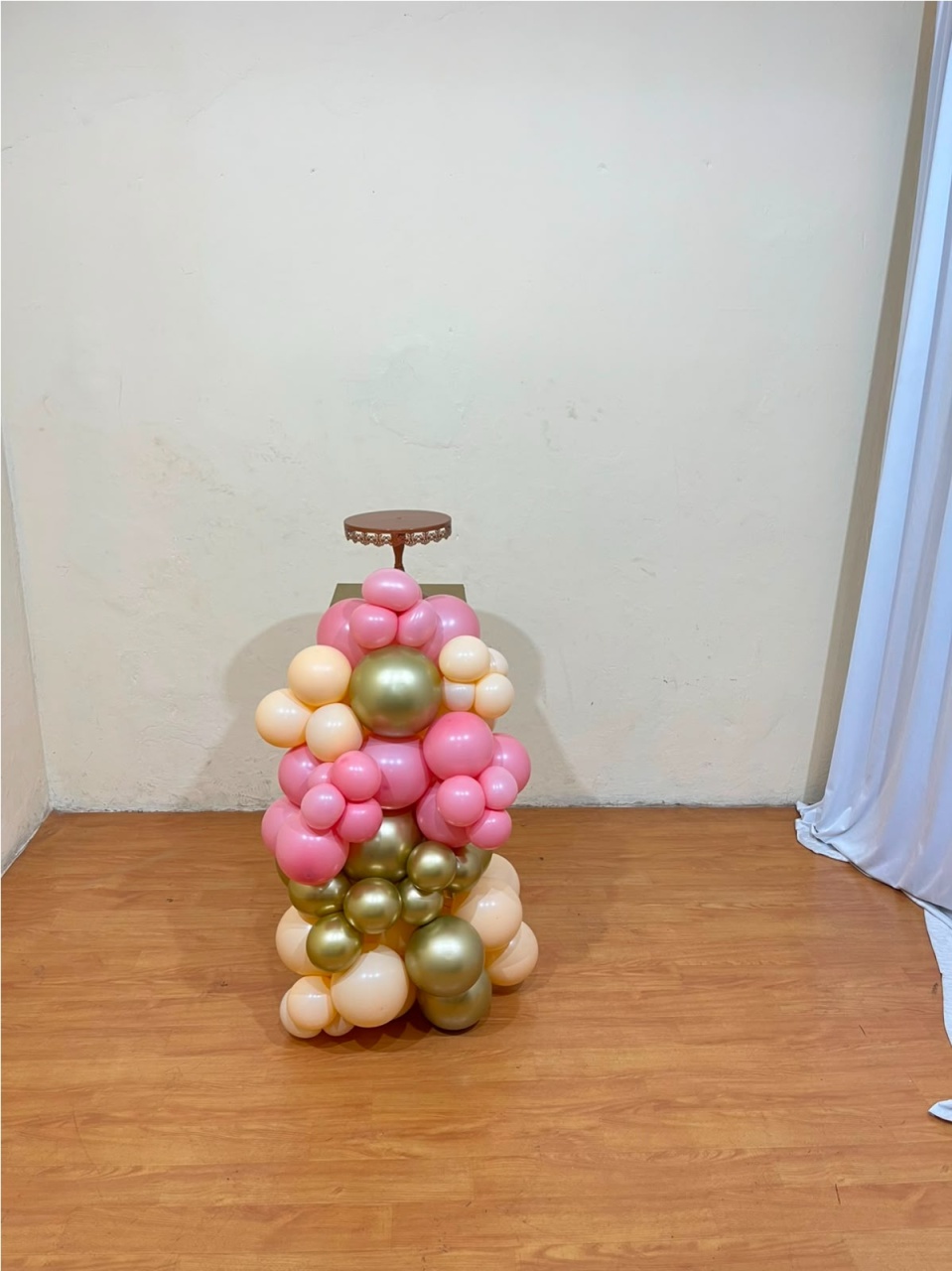 Rose Dourado Bege - Kit Compacto - Mesa 80X30 + Boleira - PEGUE E MONTE CATALAGO VEM FESTEJAR PALMAS