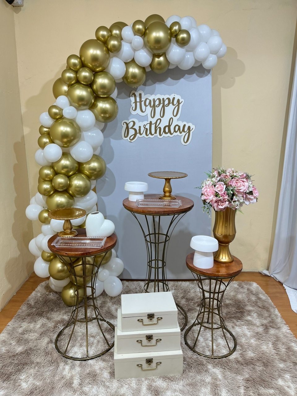Happy Birthday - Branco Dourado - Festa Completa - Sem Balões - PEGUE E MONTE CATALAGO VEM FESTEJAR PALMAS
