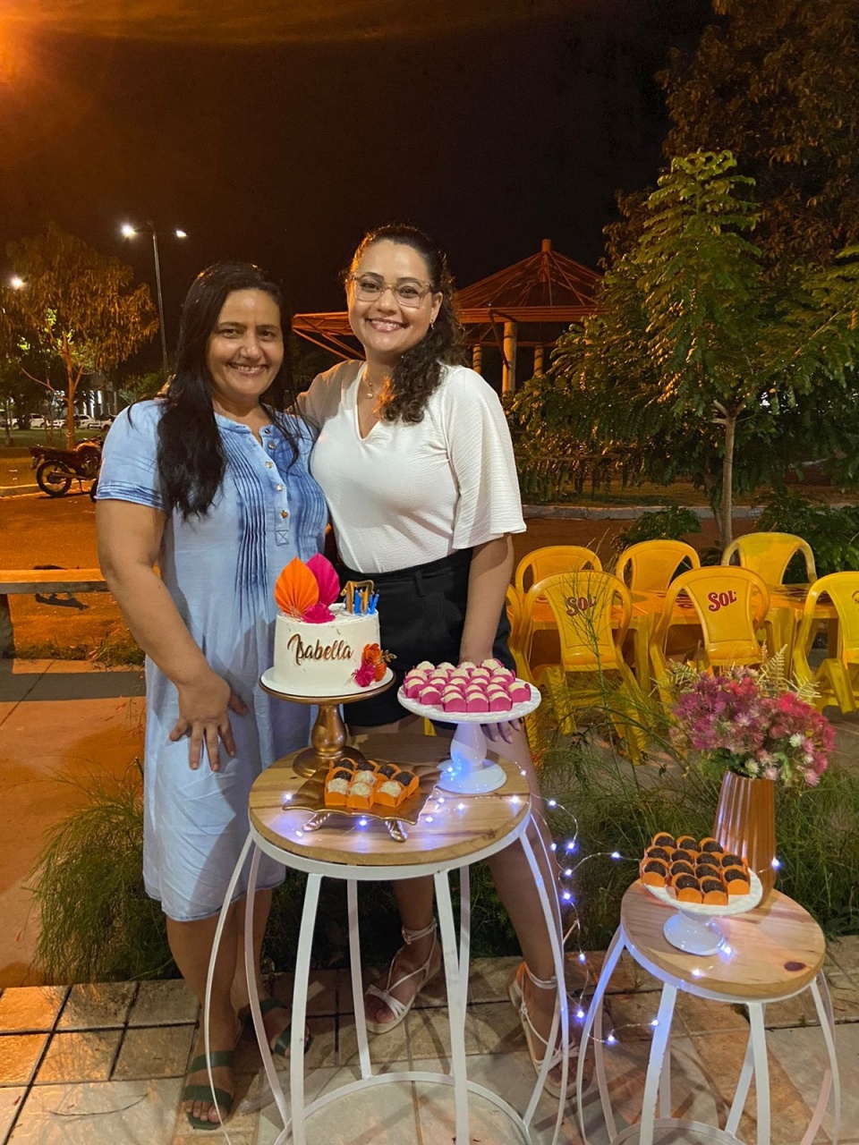 Dupla de Mesa Com Bandejas - PEGUE E MONTE CATALAGO VEM FESTEJAR PALMAS