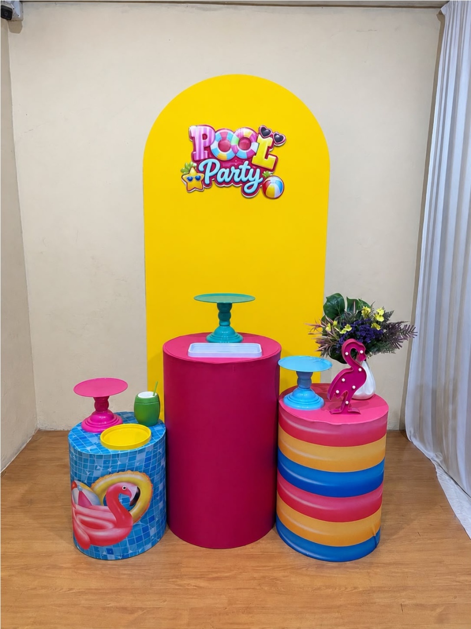 Pool Party Menina - Festa Completa - Kit Festejar Com Painel Romano Amarelo - PEGUE E MONTE CATALAGO VEM FESTEJAR PALMAS