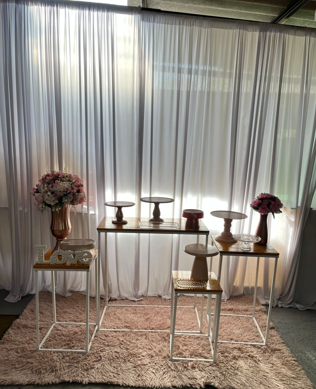 Mesa Branca - Peças Rosé, Nude, Cristal. (Com Painel 2M de Altura Por 2.30M Comprimento) - PEGUE E MONTE CATALAGO VEM FESTEJAR PALMAS