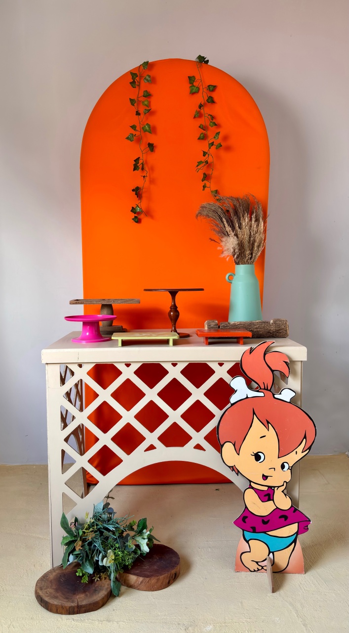 Pedrita Com Painel Romano   - Beca Decorações