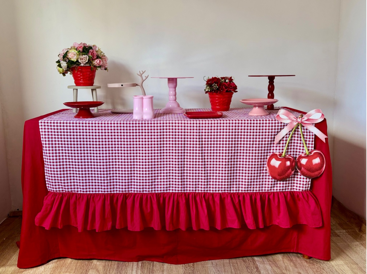 Cerejinha Na Mesa Babado Vermelha - Beca Decorações