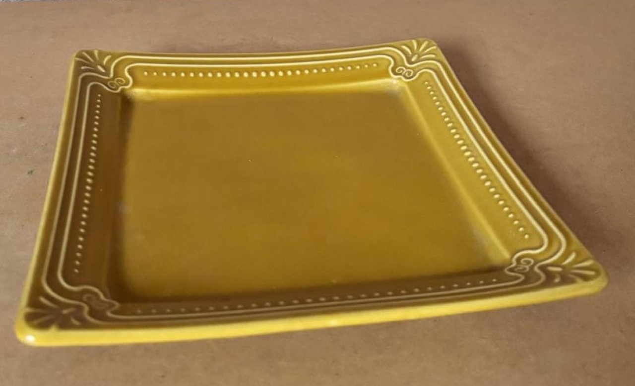 Bandeja Baixa Quadrada Amarelo Mostarda (Locação) - Beca Decorações