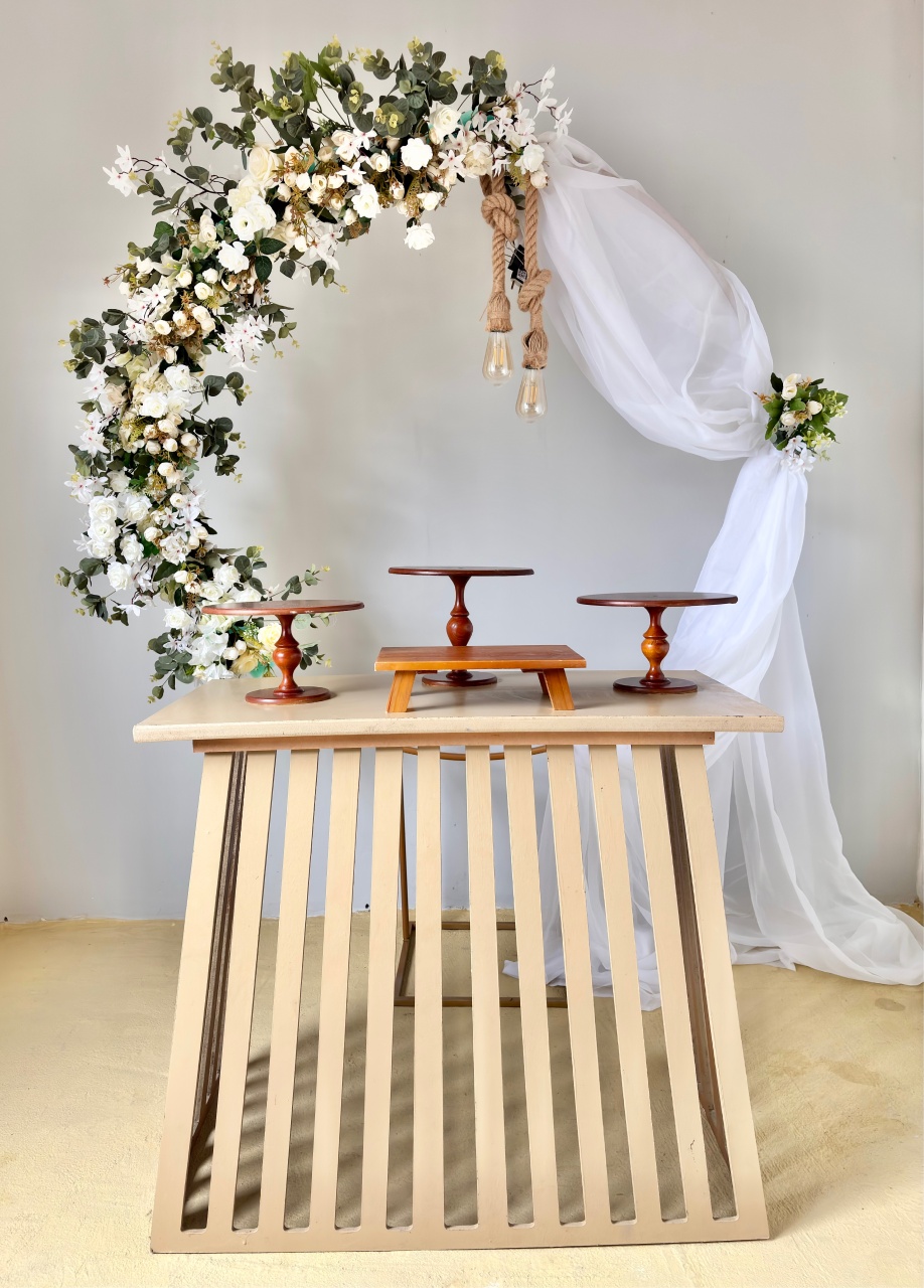 Branco Com Voil E Mesa Triângulo  - Beca Decorações