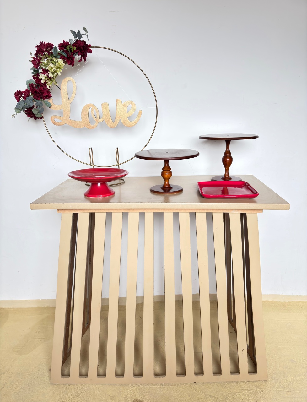 Kit Mesa Love Vermelho Rústico  Mesa Triângulo   - Beca Decorações