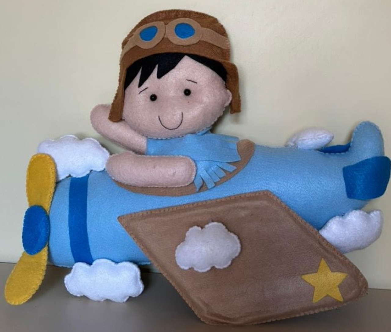 Feltro Menino Aviador No Avião (Locação) - Beca Decorações