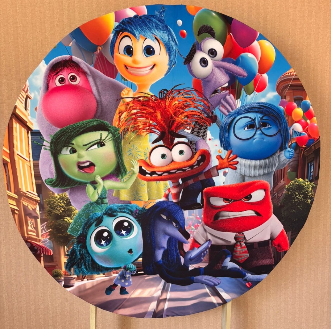 Painel Redondo Divertidamente (Locação) - Beca Decorações