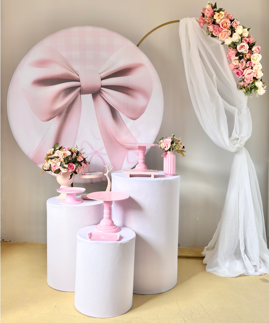 29. Laço Com Flores  - Beca Decorações