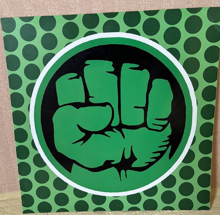 Display Mão Do Hulk (Locação) - Beca Decorações