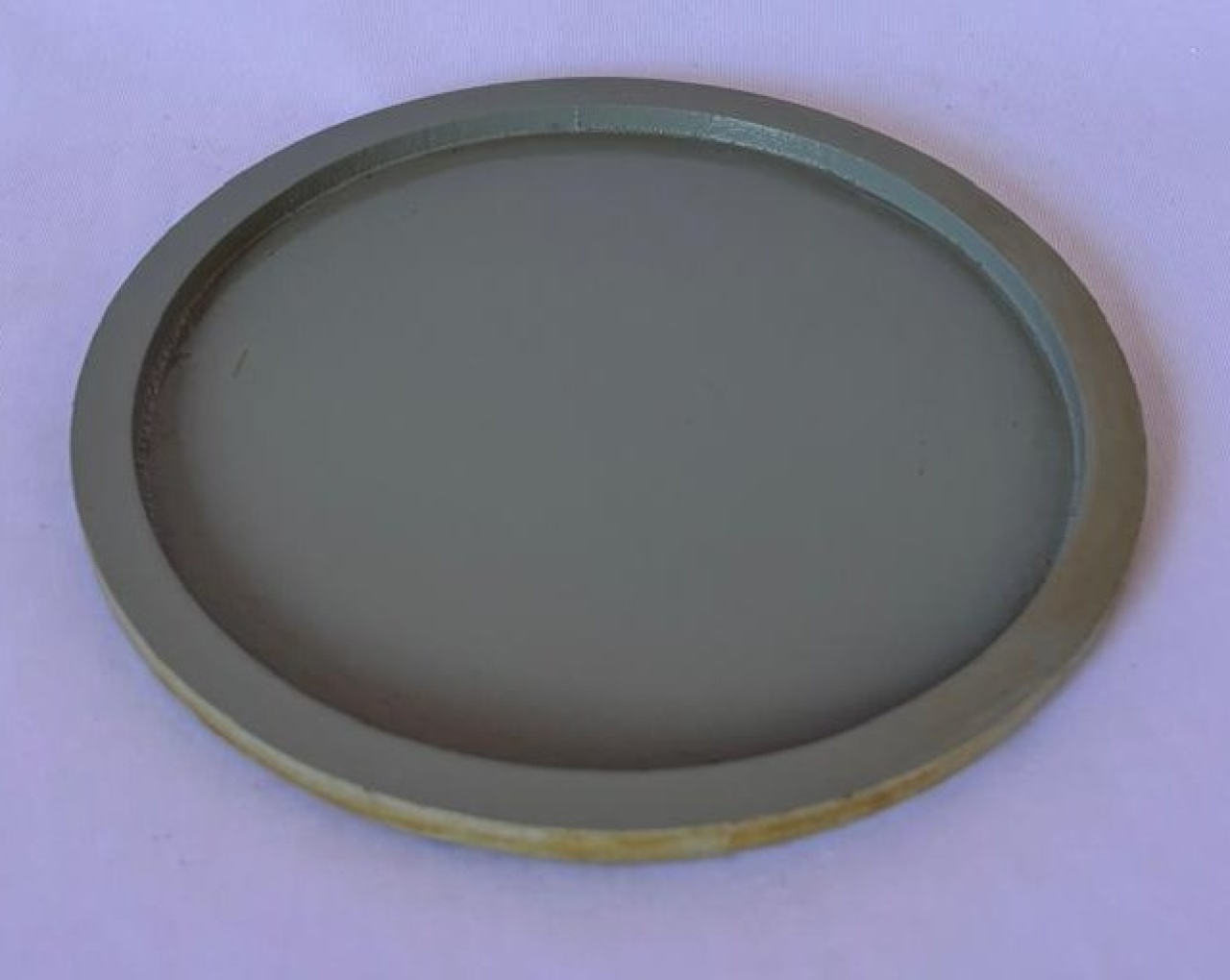 Bandeja Redonda Baixa Cinza (Locação) - Beca Decorações