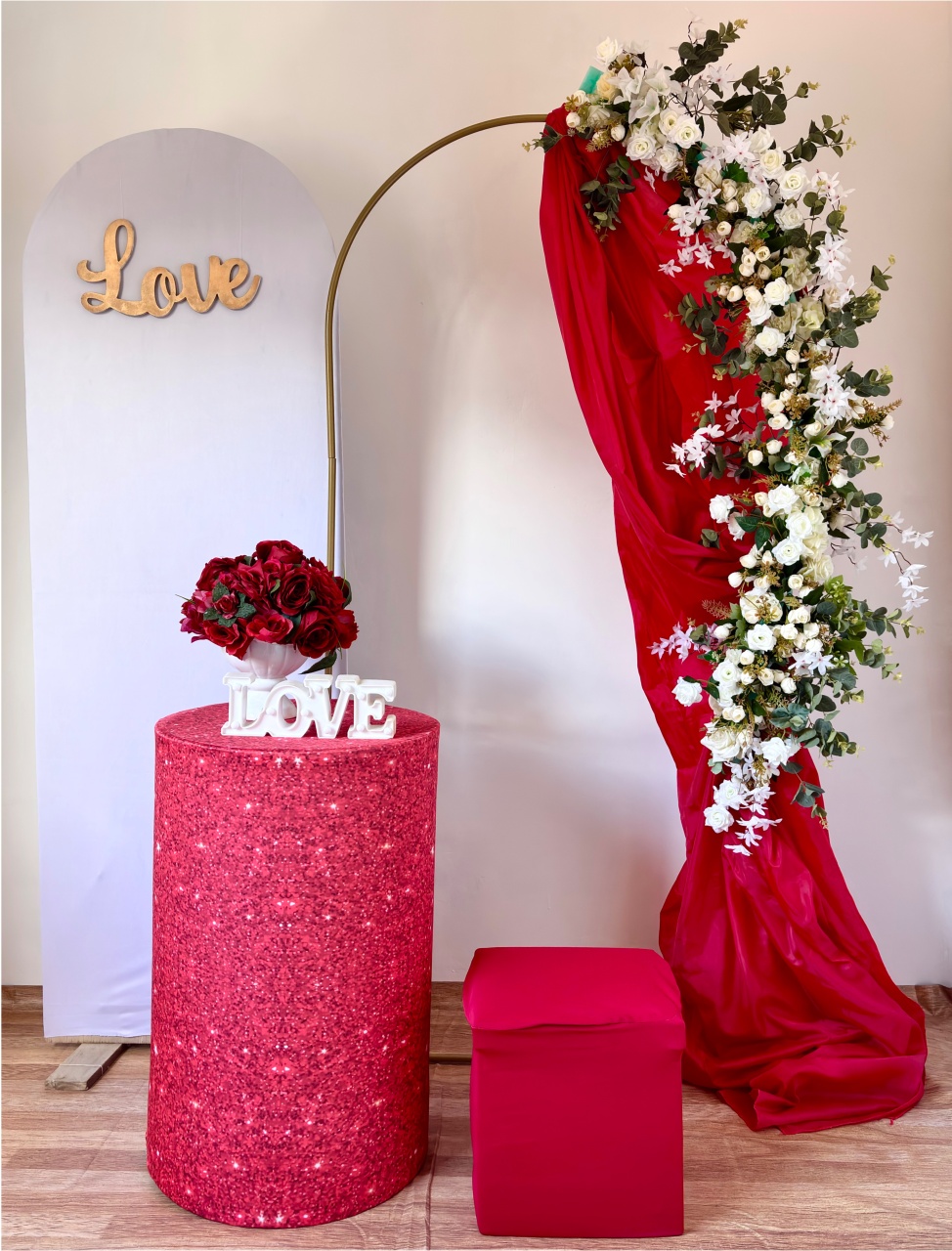 39. Dia dos Namorados ( Cenário Vermelho)   - Beca Decorações