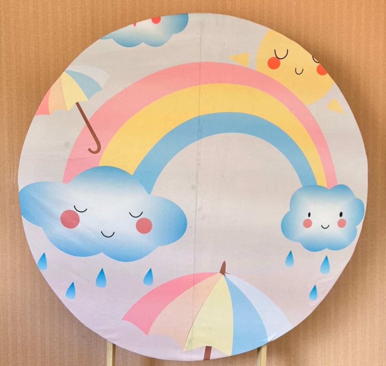 Painel Redondo Chuva de Amor (Locação) - Beca Decorações