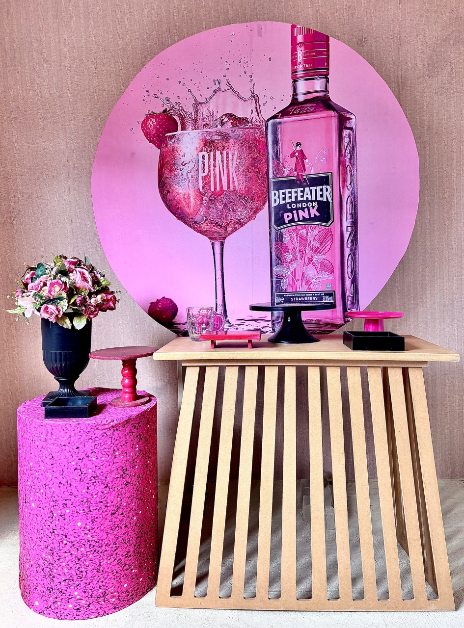 Beefeater Pink Com Mesa Triângulo ( Composição) - Beca Decorações