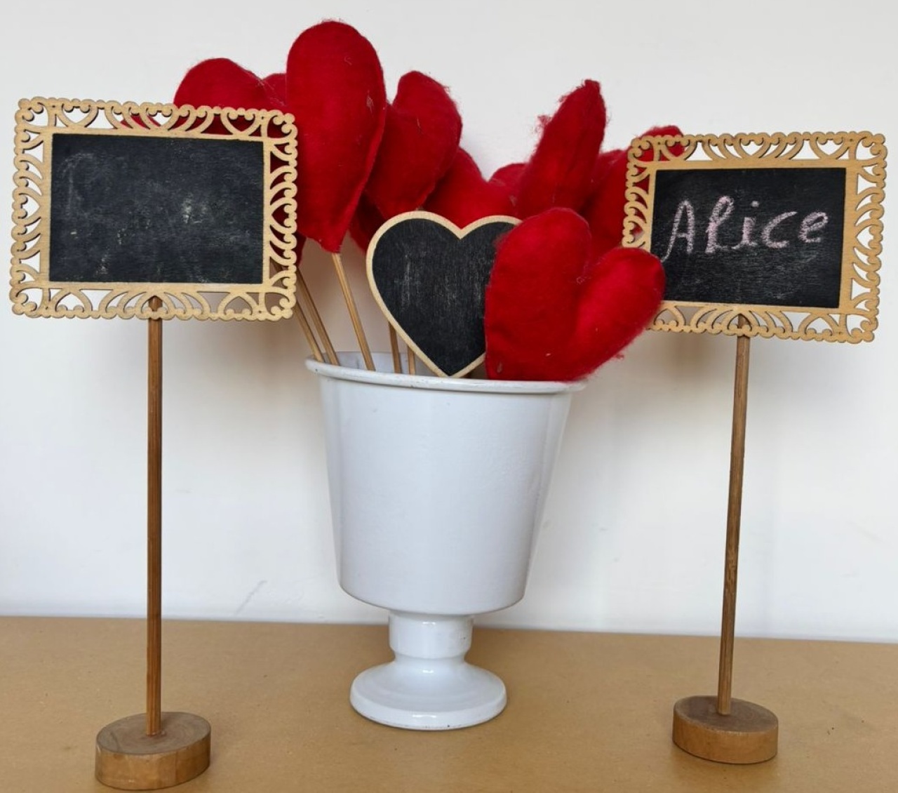 Corações Vermelhos + Plaquinhas (Locação) - Beca Decorações