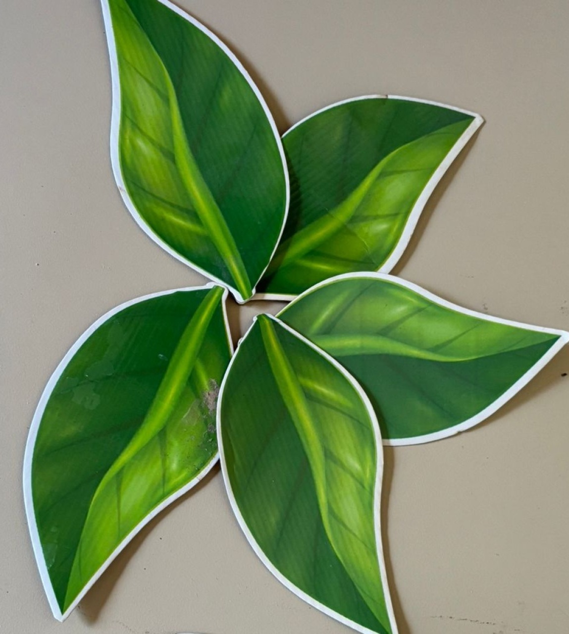 Display de Mesa Folhas Papelão (Locação) - Beca Decorações