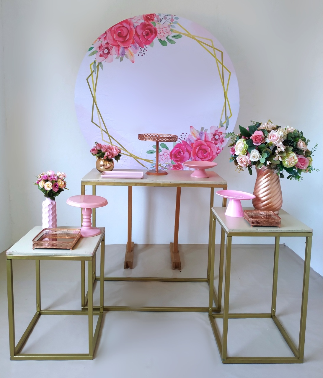 Floral Rosa E Branco Com Mesinhas - Kit Prata  - Beca Decorações