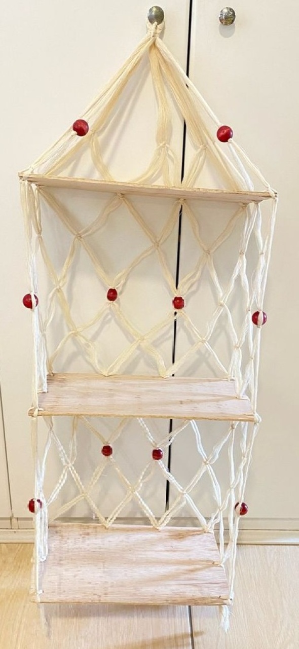 Prateleira de Madeira Suspensa de Macramê (Locação) - Beca Decorações