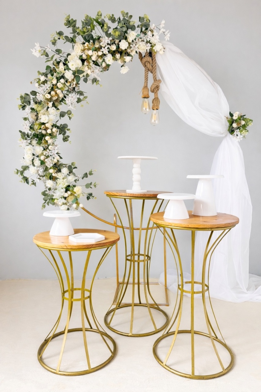 Branco Com Voil E Mesas Cinturinhas  - Beca Decorações