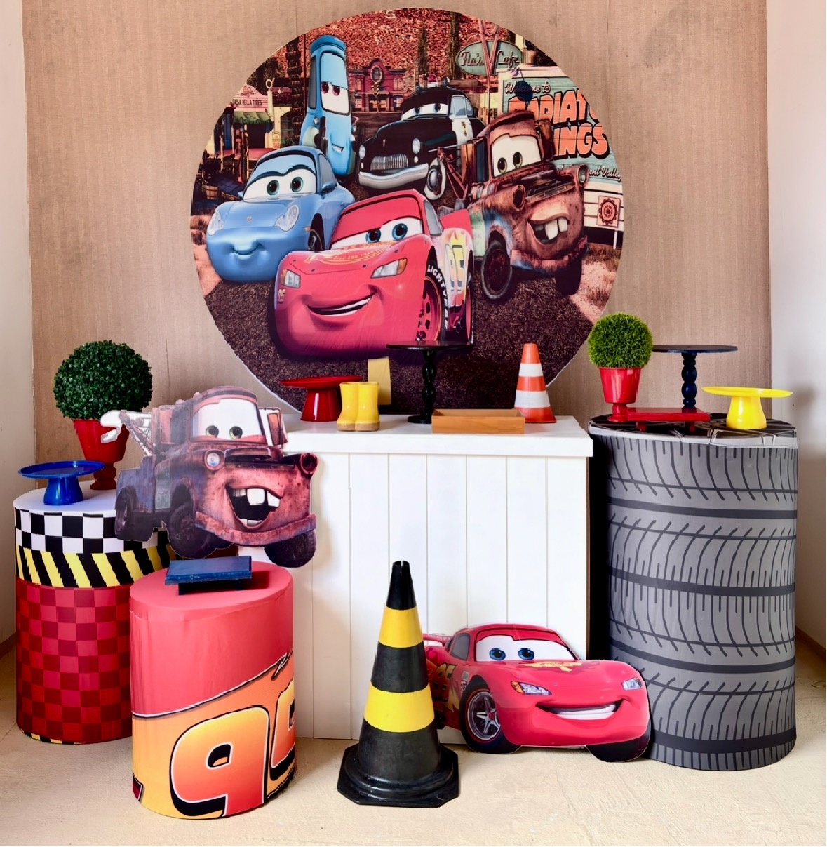 Carros Com Mesa Branca  - Beca Decorações