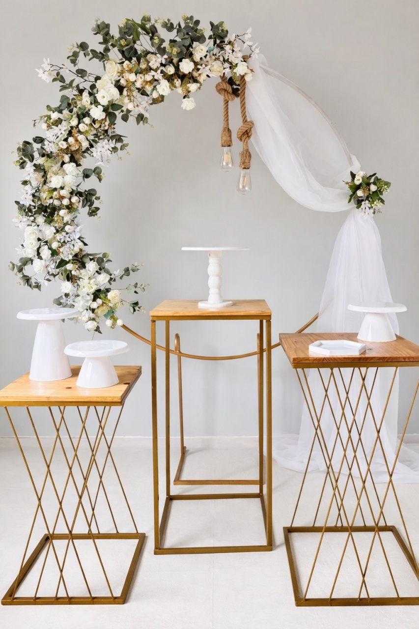 Branco Com Voil E Mesas Treliças  - Beca Decorações