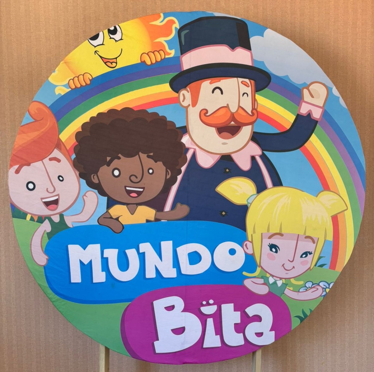Painel Redondo Mundo Bita (Locação) - Beca Decorações