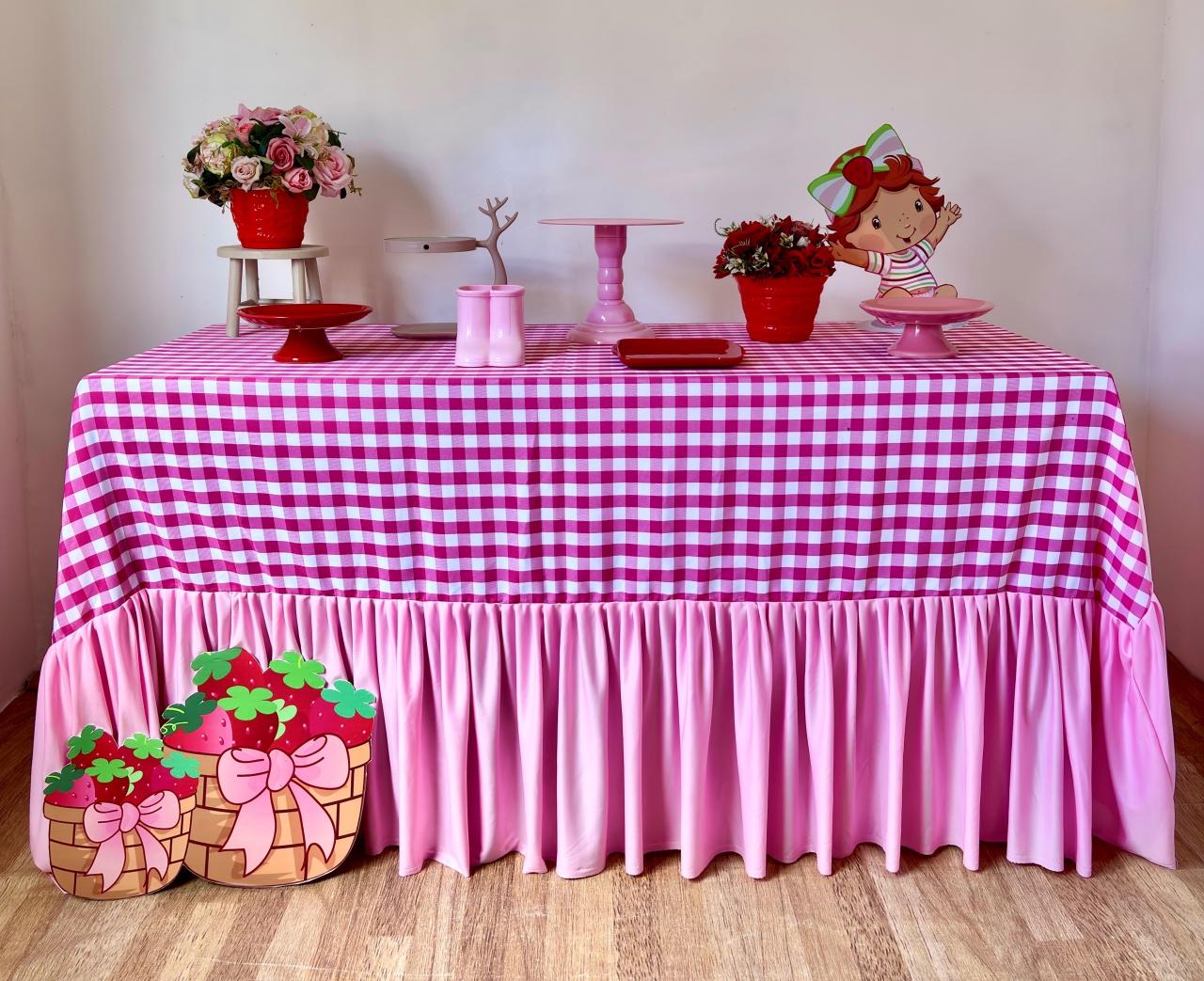 Moranguinho Na Mesa Babado Rosa - Beca Decorações