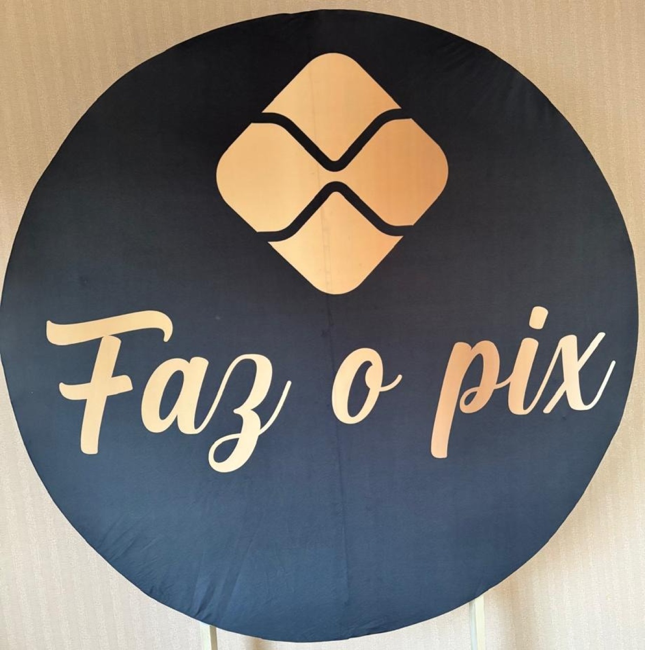Painel Redondo Faz O Pix (Locação) - Beca Decorações