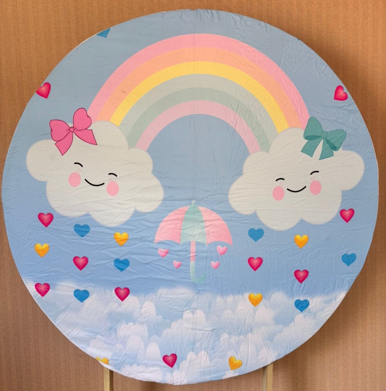 Painel Redondo Chuva de Amor (Locação) - Beca Decorações