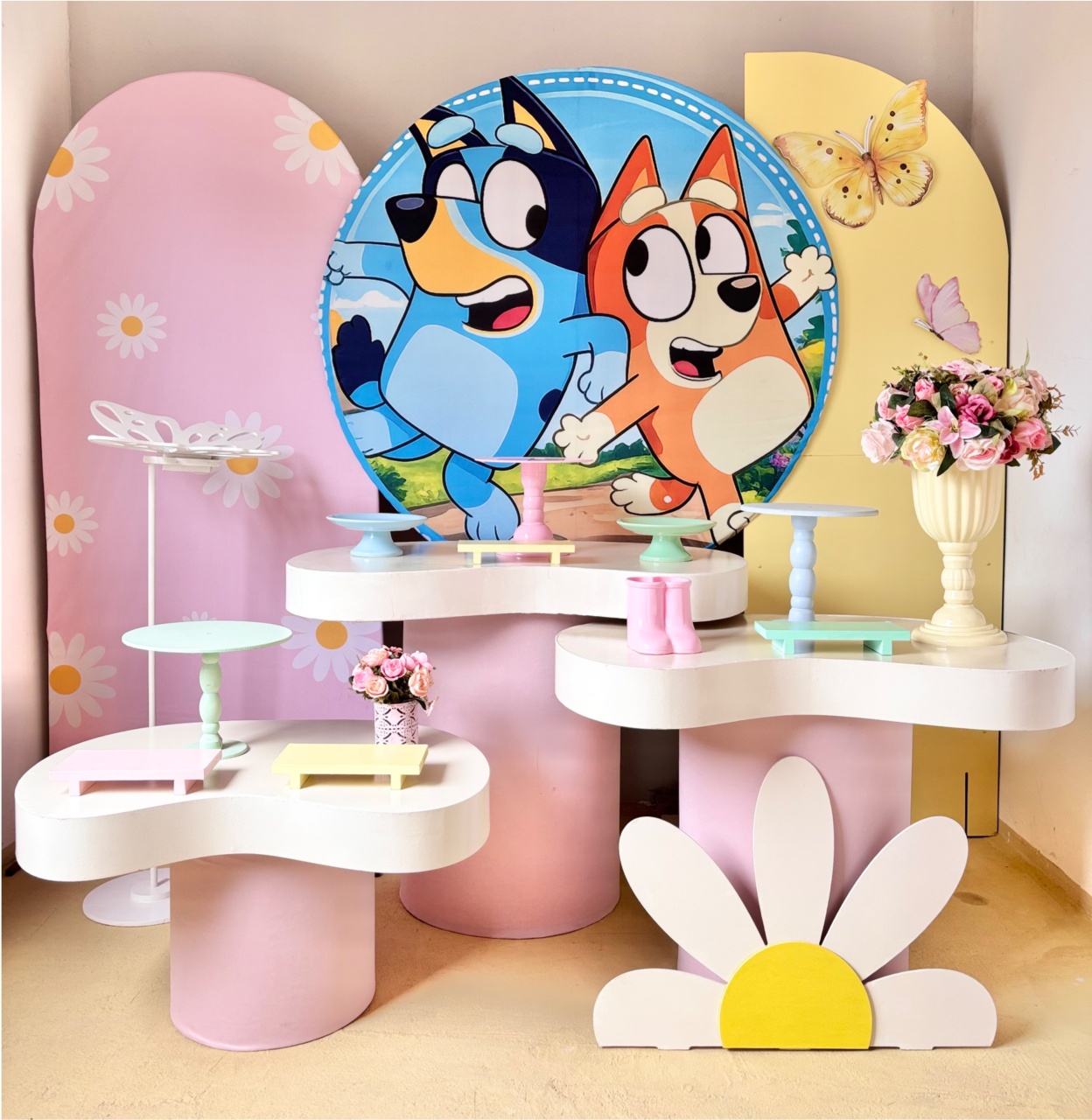 20. Bluey E Bingo  Rosa Mesa Orgânica (Composição)  - Beca Decorações