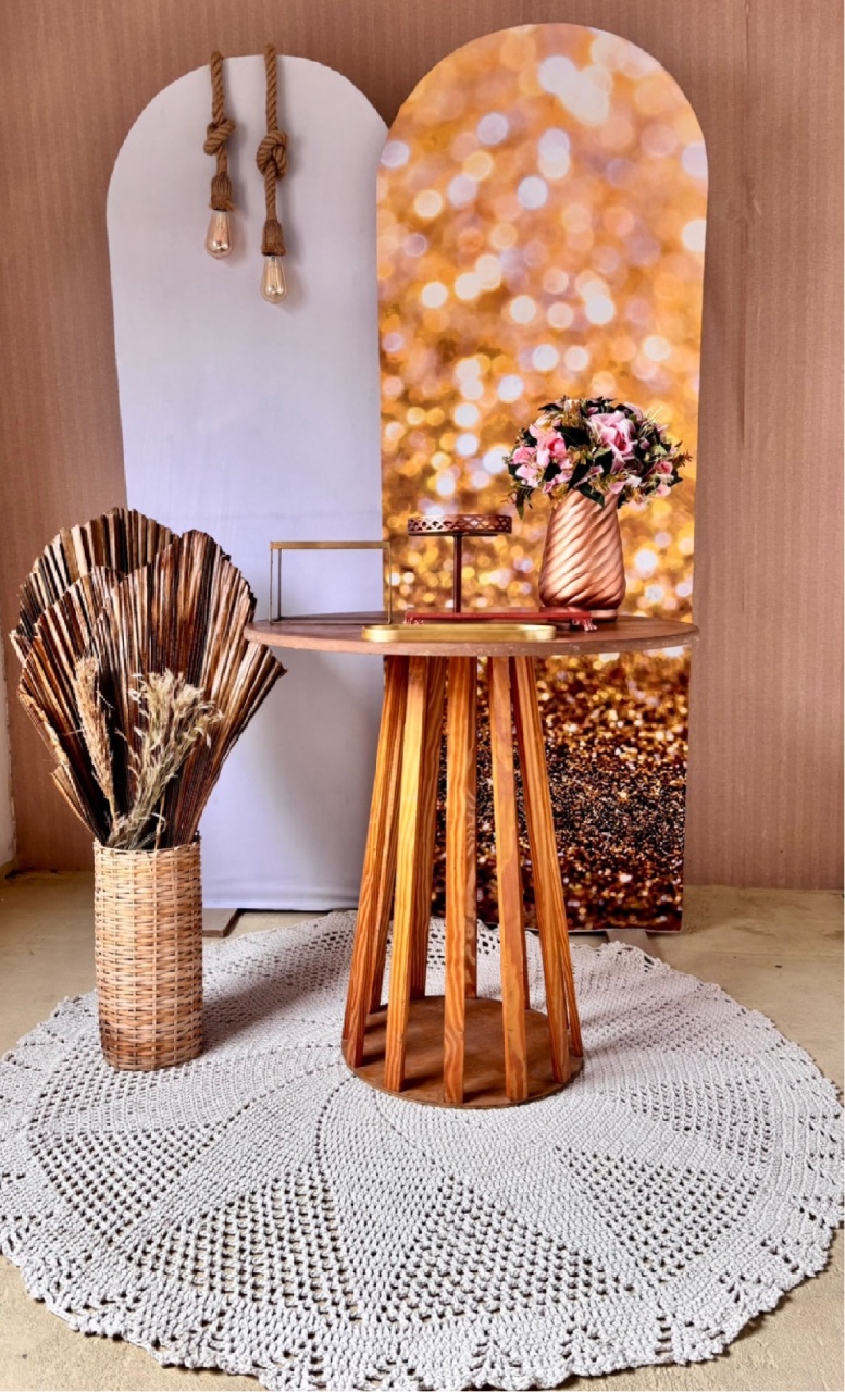 Branco E Dourado Romano      - Beca Decorações
