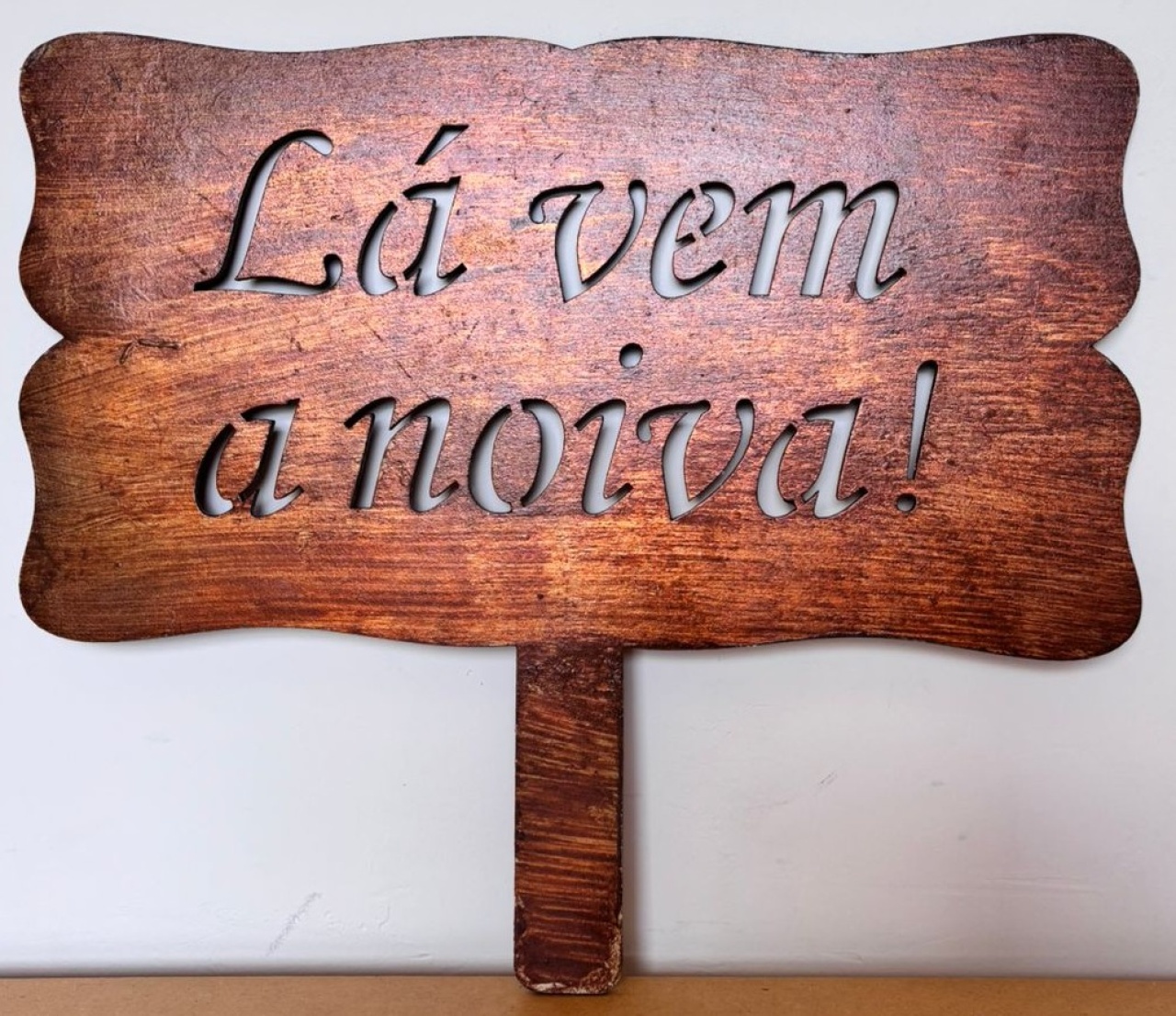 Plaquinha Casamento (Lá Vem A Noiva) (Locação) - Beca Decorações