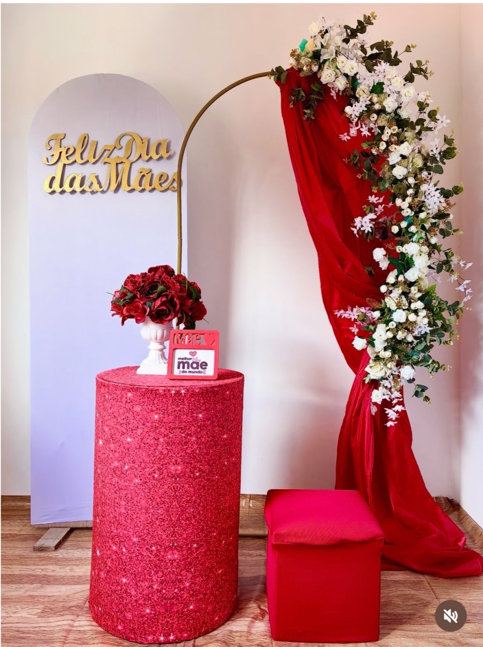 32. Dia das Mães ( Cenário Vermelho) - Beca Decorações