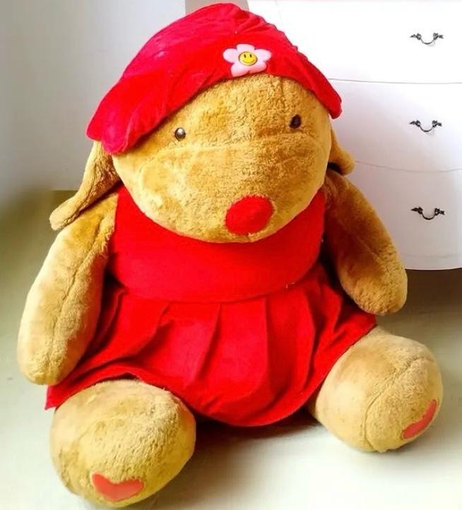 Urso de Chão Marrom Com Vestido Vermelho (Locação) - Beca Decorações