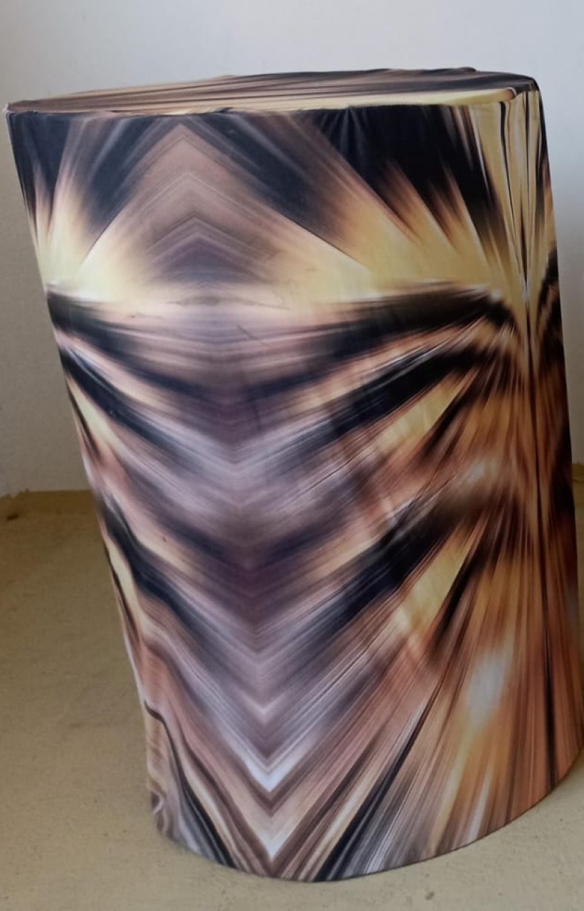 Capa de Cilindro Jato Preto Com Amarelo Abstrato G (Locação) - Beca Decorações