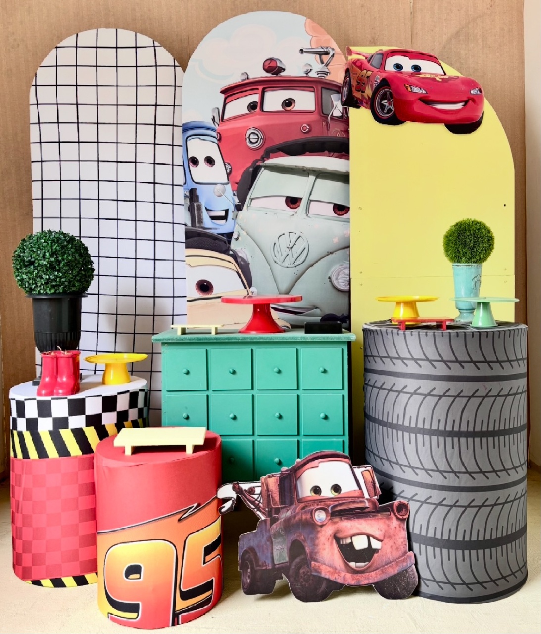 Carros - Composição  - Beca Decorações