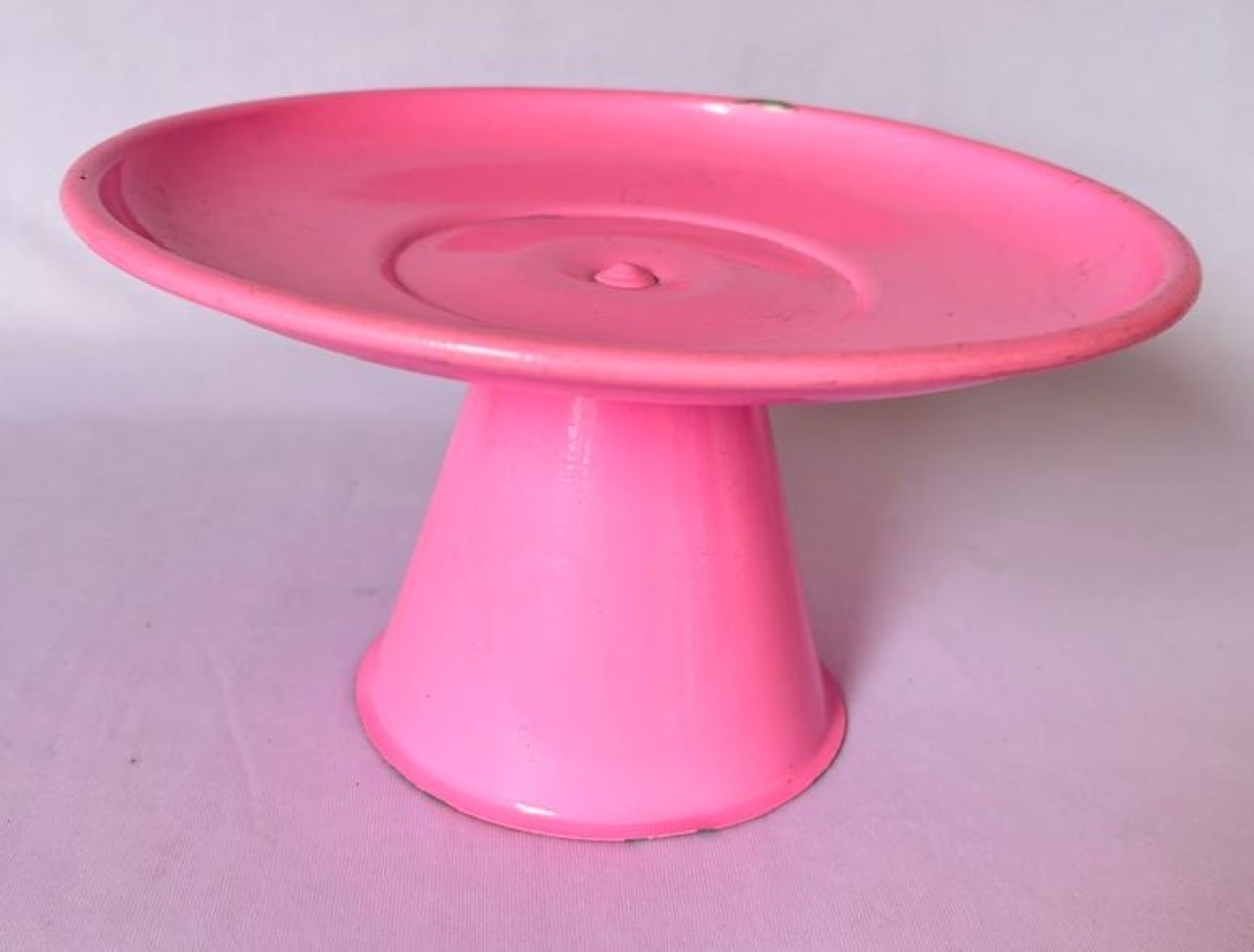Bandeja Redonda Ferro Rosa Chiclete G (Locação) - Beca Decorações