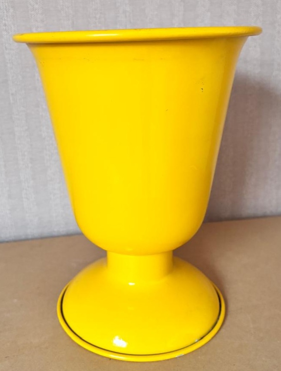 Vaso de Ferro Amarelo Ouro (Locação) - Beca Decorações