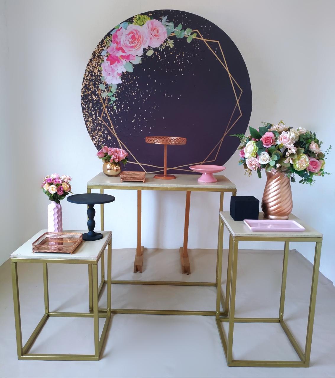 Floral Rosa E Preto Com Mesinhas - Kit Prata  - Beca Decorações